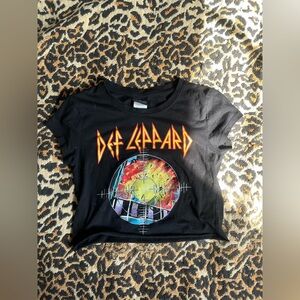 Black Graphic Crop Tee - Women's Short Sleeve